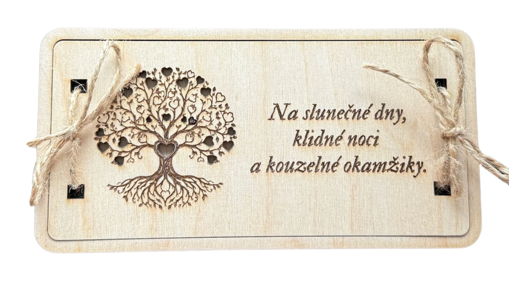 Dřevěná obálka na peníze s gravírovaným Stromem života jako originální svatební dar.