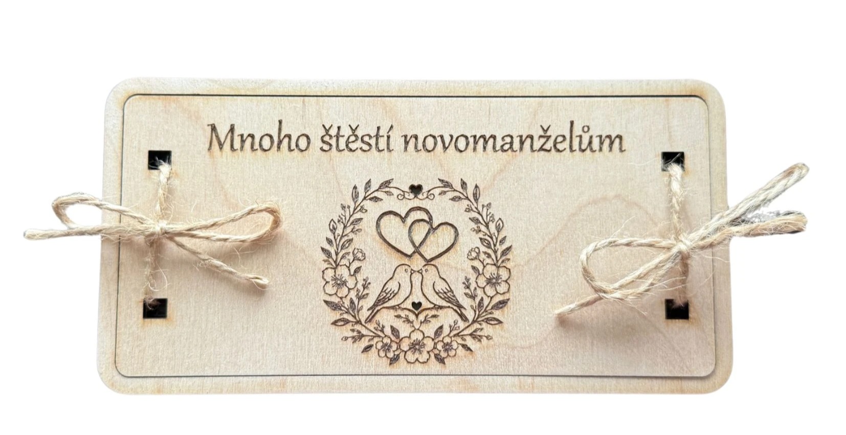 Dřevěné svatební blahopřání na peníze pro novomanžele s motivem zamilovaných hrdliček.