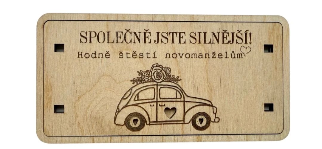 Vtipné darování peněz na svatbu v dřevěné obálce s motivem svatebního auta.